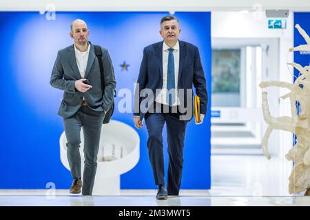 MAASTRICHT - Governatore Emile Roemer (R) prima della riunione del consiglio provinciale nel palazzo del governo provinciale di Limburgo sulla continua esistenza dell'Aeroporto di Maastricht Aachen (MAA). Oggi l'Esecutivo Provinciale prenderà una decisione sul piano elaborato per affrontare i problemi che l'area circostante deve affrontare. Per rendere possibile la sopravvivenza dell'aeroporto, è stato istituito un fondo per l'ambiente. ANP MARCEL VAN HOORN netherlands out - belgium out Credit: ANP/Alamy Live News Foto Stock