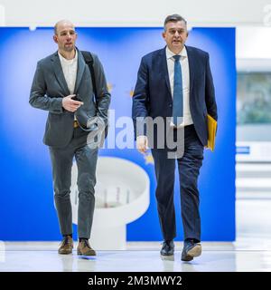 MAASTRICHT - Governatore Emile Roemer (R) prima della riunione del consiglio provinciale nel palazzo del governo provinciale di Limburgo sulla continua esistenza dell'Aeroporto di Maastricht Aachen (MAA). Oggi l'Esecutivo Provinciale prenderà una decisione sul piano elaborato per affrontare i problemi che l'area circostante deve affrontare. Per rendere possibile la sopravvivenza dell'aeroporto, è stato istituito un fondo per l'ambiente. ANP MARCEL VAN HOORN netherlands out - belgium out Credit: ANP/Alamy Live News Foto Stock