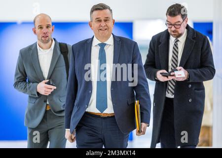 MAASTRICHT - Governatore Emile Roemer (M) prima della riunione del consiglio provinciale nel palazzo del governo provinciale di Limburgo sulla continua esistenza dell'Aeroporto di Maastricht Aachen (MAA). Oggi l'Esecutivo Provinciale prenderà una decisione sul piano elaborato per affrontare i problemi che l'area circostante deve affrontare. È stato istituito un fondo ambientale per garantire la continuità dell'aeroporto. ANP MARCEL VAN HOORN netherlands out - belgium out Credit: ANP/Alamy Live News Foto Stock