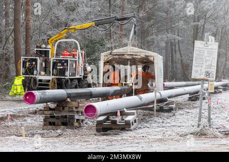 Operai che lavorano al gasdotto di ricambio per il carburante per l'aviazione nel Surrey, Inghilterra, Regno Unito, in una mattinata invernale nel dicembre 2022 in nebbia gelida Foto Stock