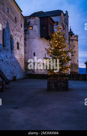 Albero di Natale sul cortile della fortezza di Hohensalzburg al crepuscolo, Salisburgo, Austria Foto Stock