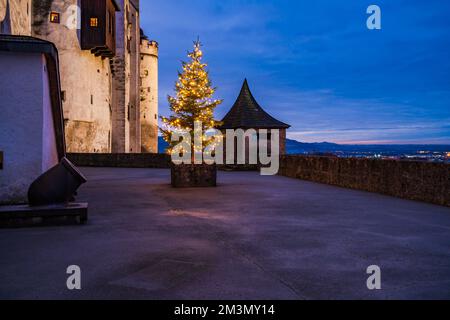 Albero di Natale sul cortile della fortezza di Hohensalzburg al crepuscolo, Salisburgo, Austria Foto Stock