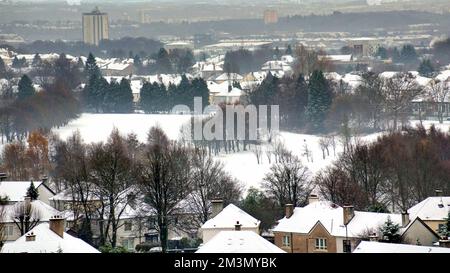 Glasgow, Scozia, Regno Unito 16th dicembre 2022. Il tempo del Regno Unito: Le temperature gelide hanno visto la neve pesante salutare gli abitanti del luogo mentre si svegliano per trovare una coperta spessa sulla città. Credit Gerard Ferry/Alamy Live News Foto Stock