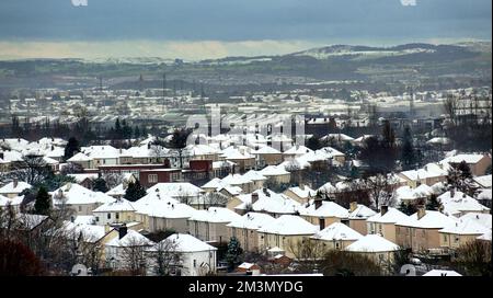 Glasgow, Scozia, Regno Unito 16th dicembre 2022. Il tempo del Regno Unito: Le temperature gelide hanno visto la neve pesante salutare gli abitanti del luogo mentre si svegliano per trovare una coperta spessa sulla città. Credit Gerard Ferry/Alamy Live News Foto Stock