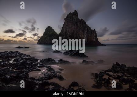 La vista di due fratelli Rock. Cacimba do Padre, Fernando de Noronha, Pernambuco, Brasile. Foto Stock