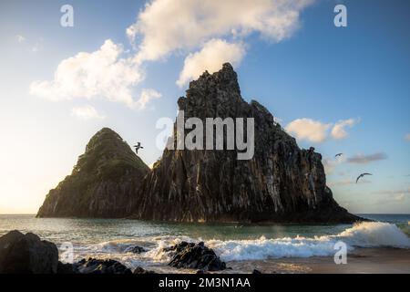 La bella vista di due fratelli Rock. Cacimba do Padre, Fernando de Noronha, Pernambuco, Brasile. Foto Stock