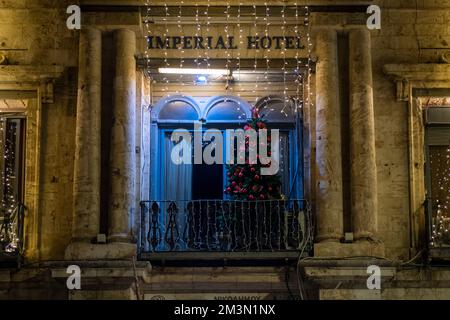Albero di Natale esposto in un balcone del nuovo Hotel Imperiale costruito in stile neoclassico europeo nel 1889, di proprietà della Chiesa Greco Ortodossa situata in Piazza Omar Ibn al-Khattab vicino a porta Jaffa n Gerusalemme, Israele Foto Stock