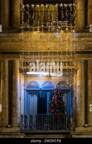 Albero di Natale esposto in un balcone del nuovo Hotel Imperiale costruito in stile neoclassico europeo nel 1889, di proprietà della Chiesa Greco Ortodossa situata in Piazza Omar Ibn al-Khattab vicino a porta Jaffa n Gerusalemme, Israele Foto Stock