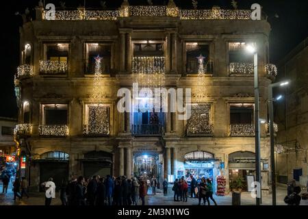 Le luci di Natale decorano l'esterno del nuovo Hotel Imperiale costruito in stile neoclassico europeo nel 1889, di proprietà della Chiesa Greco Ortodossa situata in Piazza Omar Ibn al-Khattab vicino alla porta Jaffa a Gerusalemme, Israele Foto Stock