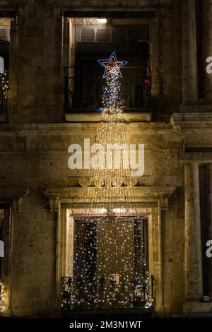 Albero di Natale esposto in un balcone del nuovo Hotel Imperiale costruito in stile neoclassico europeo nel 1889, di proprietà della Chiesa Greco Ortodossa situata in Piazza Omar Ibn al-Khattab vicino a porta Jaffa n Gerusalemme, Israele Foto Stock