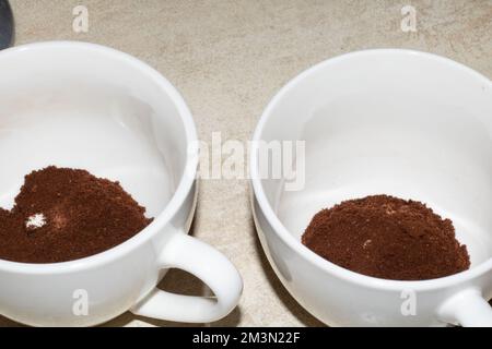 foto del caffè macinato in due tazze bianche sul tavolo Foto Stock