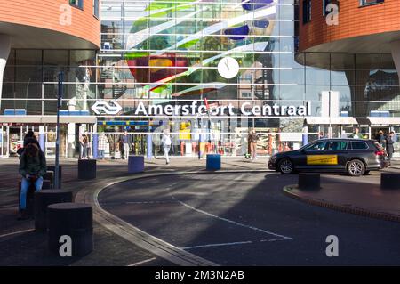 Amersfoort, Paesi Bassi - 13 novembre 2022: Ingresso principale della stazione centrale Amersfoort con la gente Foto Stock