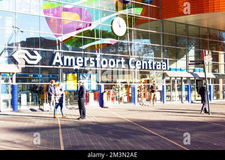 Amersfoort, Paesi Bassi - 13 novembre 2022: Ingresso principale della stazione centrale Amersfoort con la gente Foto Stock