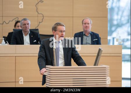 Plenarsitzung im Landeshaus Kiel Ministerpräsident Daniel Günther bei seiner Rede vor dem Plenum Foto Stock