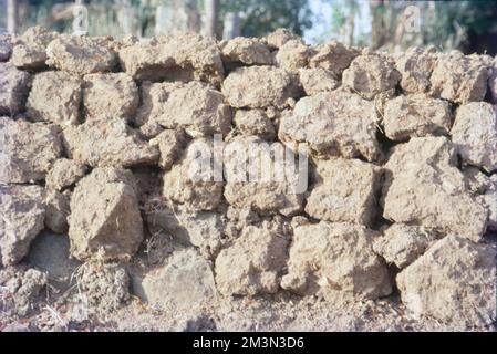 L'erosione è il processo geologico in cui i materiali della terra vengono consumati e trasportati da forze naturali come il vento o l'acqua. Un processo simile, intemperie, rompe o scioglie la roccia, ma non comporta il movimento. Erosione di suolo accade primariamente quando sporcizia è lasciata esposta a venti forti, piogge dure, ed acqua fluente. In alcuni casi, le attività umane, in particolare l'agricoltura e la bonifica, lasciano il suolo vulnerabile all'erosione. Foto Stock