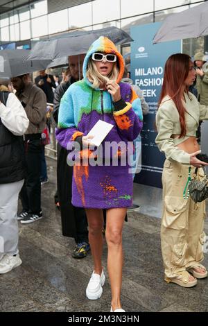 MILANO, ITALIA - 24 SETTEMBRE 2022: Candela Pelizza prima della sfilata MSGM, Milano Fashion Week Street Style Foto Stock