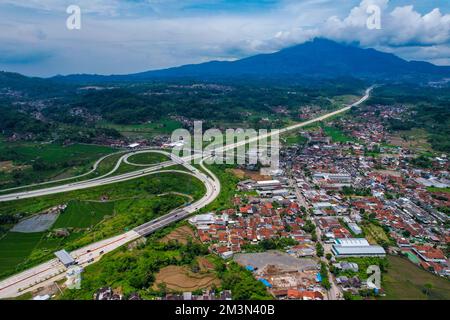 Sumedang, Giava Occidentale, Indonesia. 16th Dec, 2022. I veicoli con vista aerea sono visti attraverso la strada a pedaggio di Cileunyi-Sumedang-Dawuan (Cisumdawu) a Sumedang. Due sezioni della strada a pedaggio di Cisumdawu dalla porta a pedaggio di Pamulihan alla porta a pedaggio di Sumedang Cimalaka sono state testate per il pubblico per supportare le stagioni natalizie 2022 e Capodanno 2023. (Credit Image: © Algi Libri Sugita/ZUMA Press Wire) Credit: ZUMA Press, Inc./Alamy Live News Foto Stock