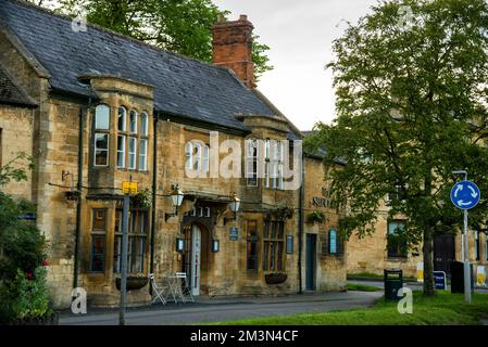 Georgian inn nella città di Moreton-in-Marsh, nel Cotswold Market, in Inghilterra. Foto Stock