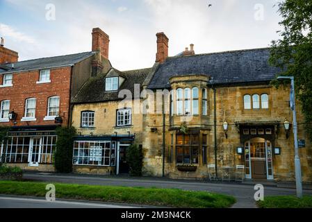 Georgian inn nella città di Moreton-in-Marsh, nel Cotswold Market, in Inghilterra. Foto Stock