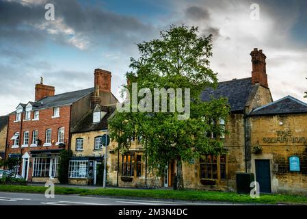 Georgian inn nella città di Moreton-in-Marsh, nel Cotswold Market, in Inghilterra. Foto Stock