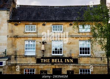 Il Bell Inn fu una fonte di ispirazione per il Prancing Pony di J. R. Tolkien a Moreton-in-Marsh, Cotswolds, Inghilterra. Foto Stock