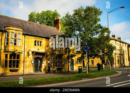 Georgian inn nella città di Moreton-in-Marsh, nel Cotswold Market, in Inghilterra. Foto Stock