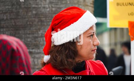 Un venditore di lotterie nazionali turche in costume di nuovo anno vende i biglietti ad uno stand della lotteria, che si ritiene essere favorevole, nella strada centrale di Izmir, Turchia. L'Istituto di statistica turco ha annunciato il tasso di inflazione per novembre. L'indice dei prezzi al consumo è aumentato del 2,88 per cento nel mese di novembre. L'inflazione annuale è del 84,39 per cento di conseguenza la dichiarazione ufficiale. Credit: İdil Toffolo/Alamy Live News Foto Stock