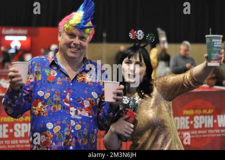 Londra, Regno Unito. 15th Dec, 2022. LONDRA, REGNO UNITO - 15 DICEMBRE: Tifosi e sostenitori durante il Cazoo World Darts Championship 2022/23 ad Alexandra Palace il 15 dicembre 2022 a Londra, Regno Unito. (Foto di Pieter Verbeek/BSR Agency) Credit: BSR Agency/Alamy Live News Foto Stock