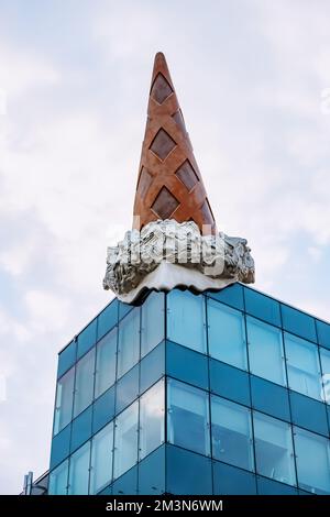 30 luglio 2022, Colonia, Germania: Famoso edificio di vetro per ufficio con divertente scultura di gelato a Koln Foto Stock