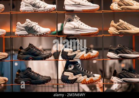 31 luglio 2022, Colonia, Germania: Sport scarpe comode o sneakers al banco del negozio per la corsa e lo sport Foto Stock