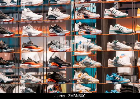 31 luglio 2022, Colonia, Germania: Sport scarpe comode o sneakers al banco del negozio per la corsa e lo sport Foto Stock