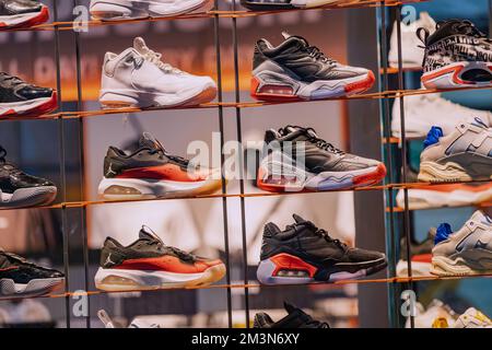 31 luglio 2022, Colonia, Germania: Sport scarpe comode o sneakers al banco del negozio per la corsa e lo sport Foto Stock