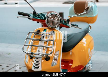 31 luglio 2022, Colonia, Germania: Scooter Vespa d'epoca nel parcheggio cittadino Foto Stock