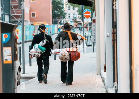 31 luglio 2022, Colonia, Germania: Spazzatrici a camino o musicisti di strada in città strada Foto Stock