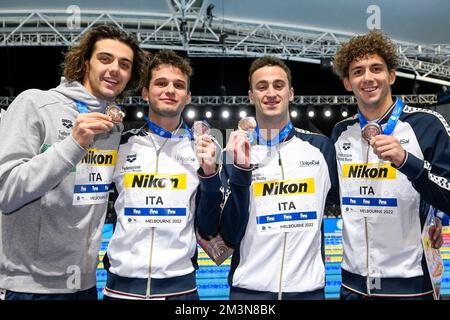 Melbourne, Australia. 16th Dec, 2022. Thomas Ceccon, Matteo Ciampi, Alberto Razzetti e Paolo Conte Bonin d'Italia mostrano le medaglie di bronzo dopo aver gareggiato nella staffetta da freestyle 4x200 m durante i campionati mondiali di nuoto corto FINA presso il Melbourne Sports and Aquatic Centre di Melbourne, Australia, 16th dicembre 2022. Foto Giorgio Scala/Deepbluemedia/Insidefoto Credit: Insidefoto di andrea staccioli/Alamy Live News Foto Stock