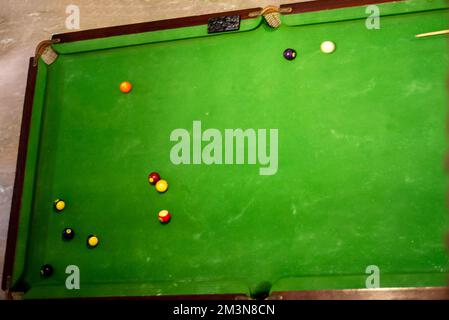 posizionamento dello snooker. Cue e palle da biliardo per una tasca dall'alto. Foto Stock