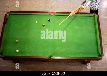 posizionamento dello snooker. Cue e palle da biliardo per una tasca dall'alto. Foto Stock