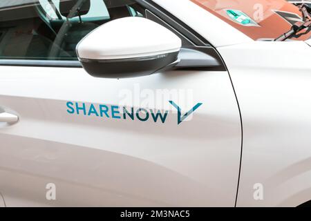 29 luglio 2022, Colonia, Germania: Carsharing Condividi ora su City Street. Moderne infrastrutture di trasporto Foto Stock