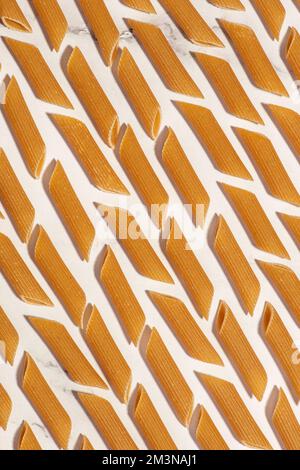 Pasta cruda di farina integrale su fondo bianco. Ripetizione. Trama Foto Stock
