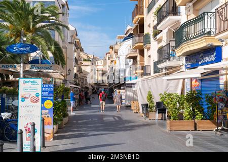 Cambrils Spagna Costa Dorada Tarragona Provincia strada con negozi, imprese e persone Foto Stock