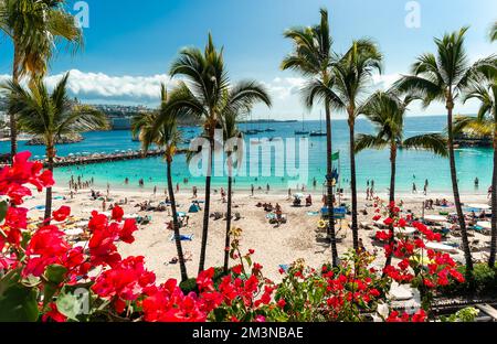 Turisti sulla spiaggia - Anfi del Mar resort in vacanza estiva sull'isola di Gran Canaria Foto Stock