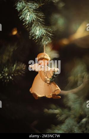 STRASBURGO, FRANCIA - Dicembre 2019 - Natale decorazioni bel angelo venduto al mercato Foto Stock