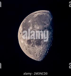 Una bella vista della Luna su uno sfondo isolato Foto Stock