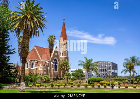 Giardini botanici verdi del Parlamento a Windhoek, Namibia. Christus Kirche, o Chiesa di Cristo. Windhoek, Namibia. Africa. Foto Stock