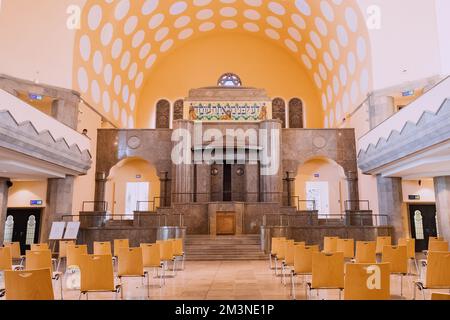 28 luglio 2022, Essen, Germania: Vista panoramica degli interni luminosi e decorati della sinagoga ebraica di Essen. Foto Stock