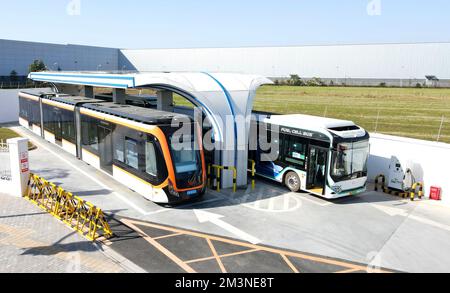 (221216) -- SHANGHAI, 16 dicembre 2022 (Xinhua) -- questa foto aerea scattata il 15 dicembre 2022 mostra gli autobus pubblici che vengono rifocillati in una stazione di rifornimento di idrogeno nella nuova area di Lingang Pudong nella Shanghai della Cina orientale. Come zona dimostrativa per il funzionamento commerciale di veicoli alimentati a celle a combustibile a idrogeno a Shanghai, La nuova area di Lingang ha percorso un miglio in più dall'inizio del 2022 per mettere più autobus pubblici alimentati da celle a combustibile di idrogeno in servizio pratico e ad oggi 66 unità del suo genere sono ora in esecuzione sulle strade lì. Altre unità 52 hanno già avviato il funzionamento di prova a carico zero e sono e. Foto Stock