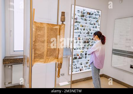 28 luglio 2022, Essen, Germania: Una ragazza turistica studia mostre al Museo della cultura e della religione ebraica in una sinagoga Foto Stock