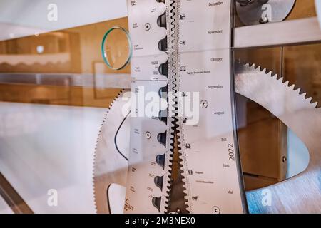 28 luglio 2022, Essen, Germania: Ruota dentata con il rapporto tra calendario tedesco ed ebraico Foto Stock