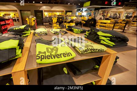 Visita il negozio di tifosi del FC Borussia Dortmund Foto Stock