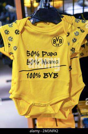 Cute baby Overall in vendita in FC Borussia Dortmund fan shop Foto Stock